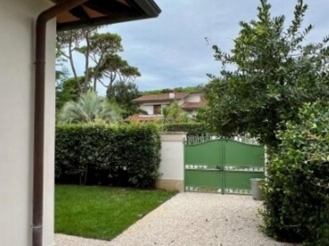 FORTE DEI MARMI, AFFITTASI PER IL MESE DI AGOSTO BELLISSIMA PORZIONE DI BIFAMILIARE IN SPLENDIDA ZONA A 30 MT DAL MARE