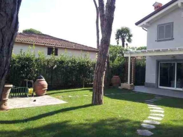 FORTE DEI MARMI AFFITTASI PER LA STAGIONE ESTIVA BELLA VILLETTA VICINO AL MARE