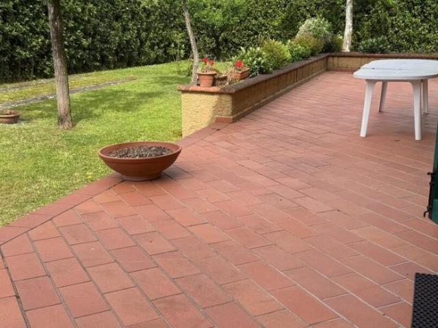 FORTE DEI MARMI, TRA VITTORIA ED IL CENTRO AFFITTASI BELLA PORZIONE DI BIFAMILIARE