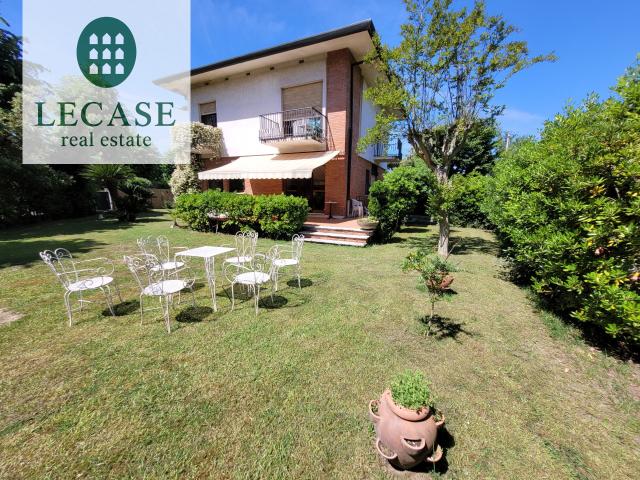 Forte dei Marmi Vittoria Apuana: Villa Indipendente con Giardino Dis