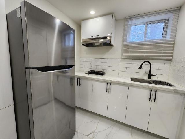 For Lease 3 Cabot Court Unit# lower, Aurora, Ontario