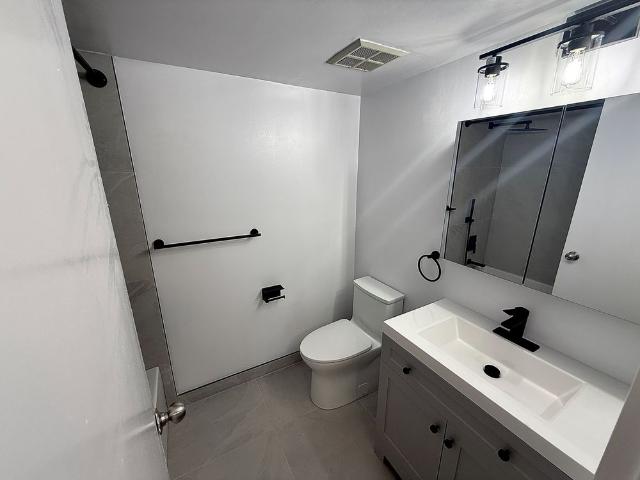 For Lease 1001 Bay Street Unit# 907, Toronto, Ontario