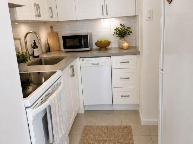 For Lease 20 Prince Arthur Avenue Unit# 18F, Toronto, Ontario