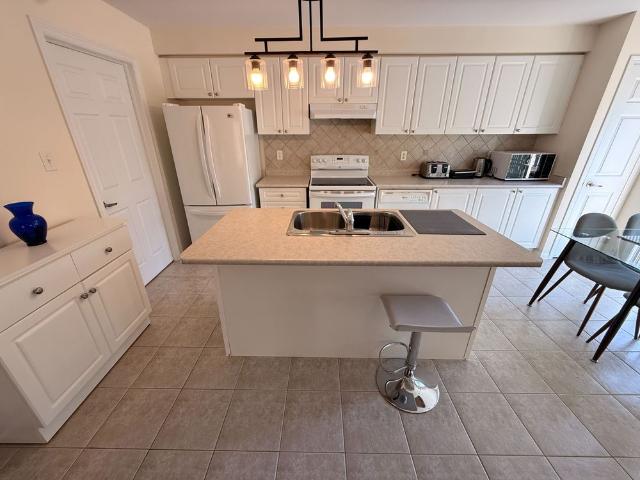 For Lease 211 Chilcott Crescent Unit# Main & 2nd floor, Newmarket, Ontario