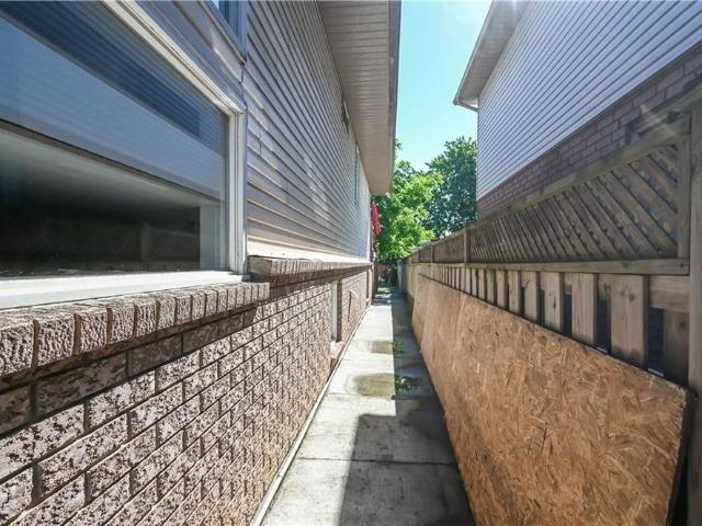 For Lease 296 WINTERBERRY Drive Unit# LOWER, Hamilton, Ontario