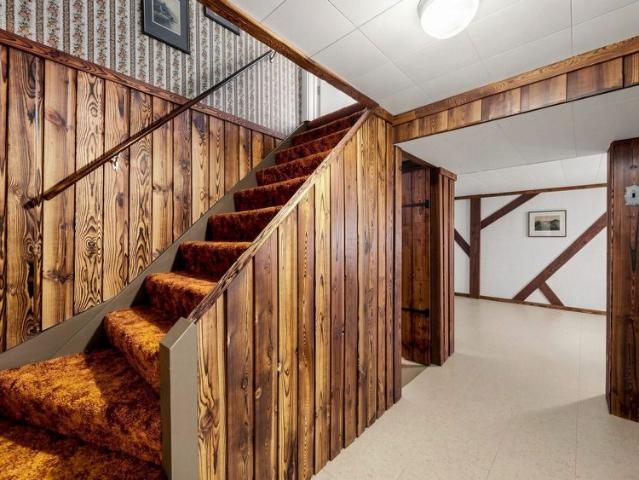 For Lease 33 Irvington Crescent, Toronto, Ontario