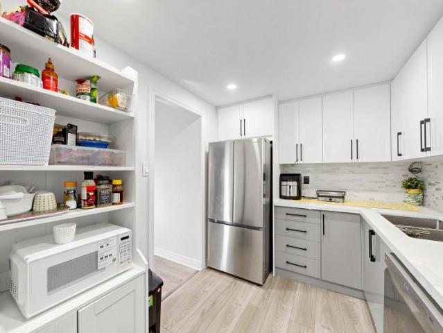 For Lease 3590 Kaneff Crescent Unit# 313, Mississauga, Ontario