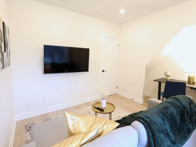 For Lease 36 Tennis Crescent Unit# Upper, Toronto, Ontario