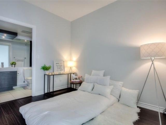 For Lease 386 Yonge Street Unit# 4011, Toronto, Ontario