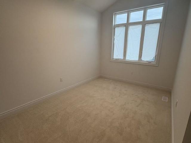 For Lease 54 Kiernan north Crescent Unit# Room 1, New Tecumseth, Ontario