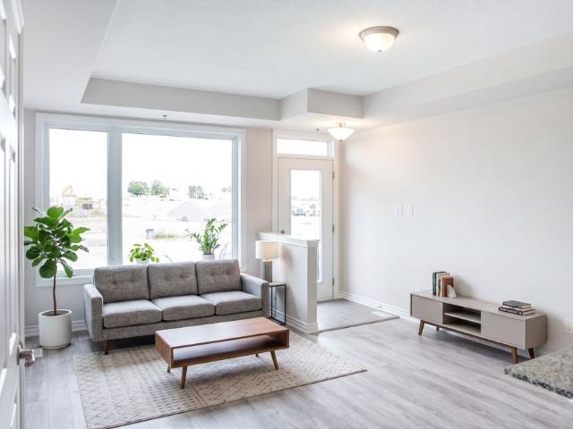 For Lease 561 OZAWA Private, Manor Park Cardinal Glen and Area, Ontario