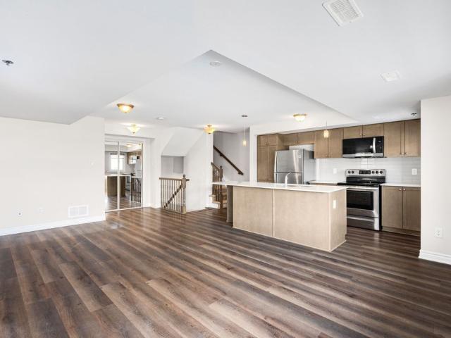 For Lease 571 Ozawa Private, Manor Park Cardinal Glen and Area, Ontario