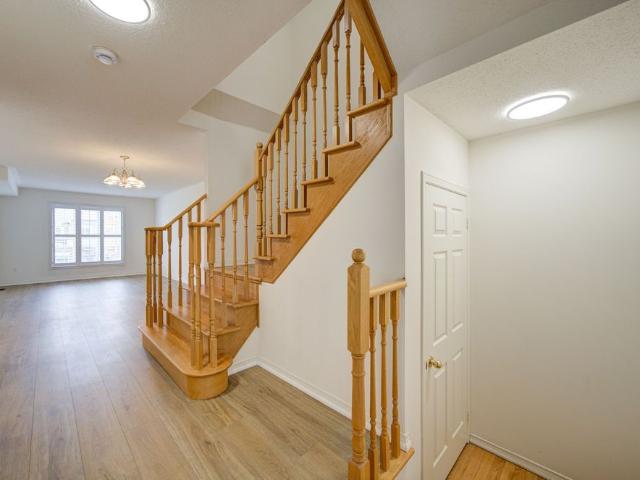 For Lease 584 Reeves Way Boulevard, Whitchurch Stouffville, Ontario