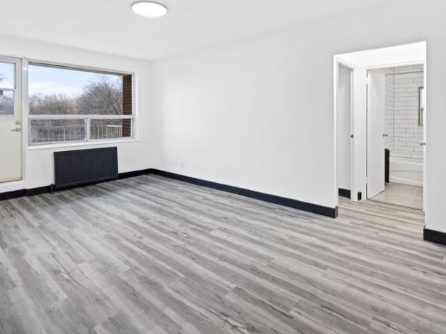 For Lease 600 Eglinton Avenue Unit# 609, Toronto, Ontario