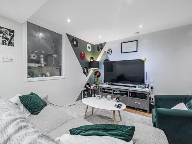 For Lease 669 Woodbine Avenue Unit# lower, Toronto, Ontario