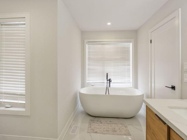 For Lease 7386 Splendour Drive Unit# Upper, Niagara Falls, Ontario