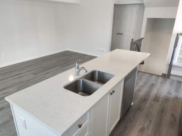 For Lease 800 Kiniw Private, Manor Park Cardinal Glen and Area, Ontario