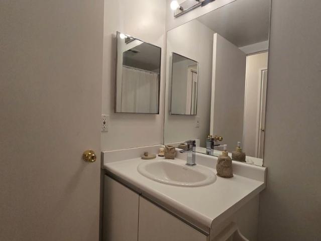 For Lease 81 Townsgate Drive Unit# PH106 [ROOM], Vaughan, Ontario