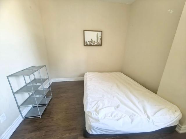 For Lease Upper 437 Bathurst Street, Toronto, Ontario