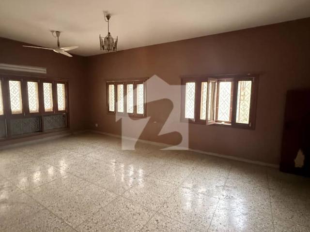 For sale 400 sq yards corner bungalow gulshan e iqbal 13 d/2