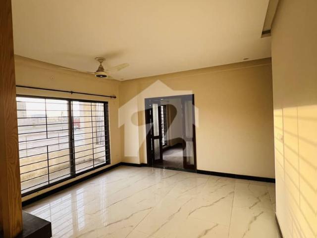 For Sale 4 Bed DD Flat Askari 6 Prime Location 3000 Sq Feet Top Floor