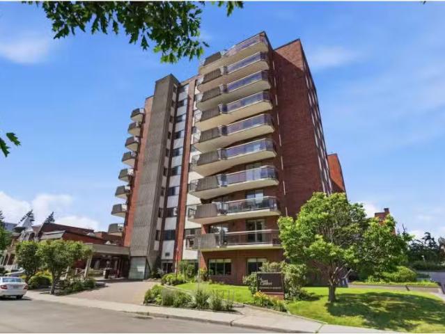 For sale: 80 Av. Lorne, #401, Saint Lambert, Quebec J4P3R6 1.