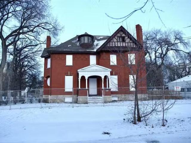 For sale: 155 East Gate, Winnipeg, Manitoba R3C2C2 202529616