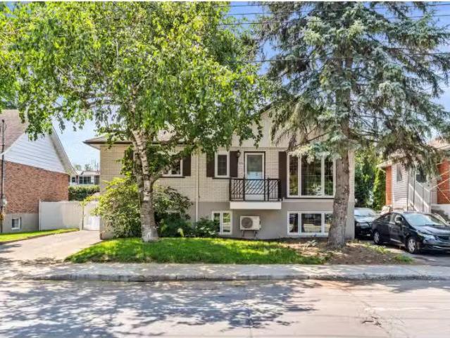 For sale: 1912 Boul. De La Rousselière, Montréal Rivière des.