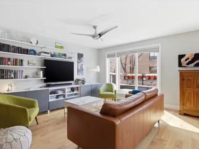 For sale: 1960 Rue St Jacques, #204, Montréal Le Sud Ouest.
