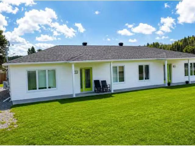 For sale: 2831 2833 Rue du Gazoduc, Saguenay Lac Kénogami, Q.