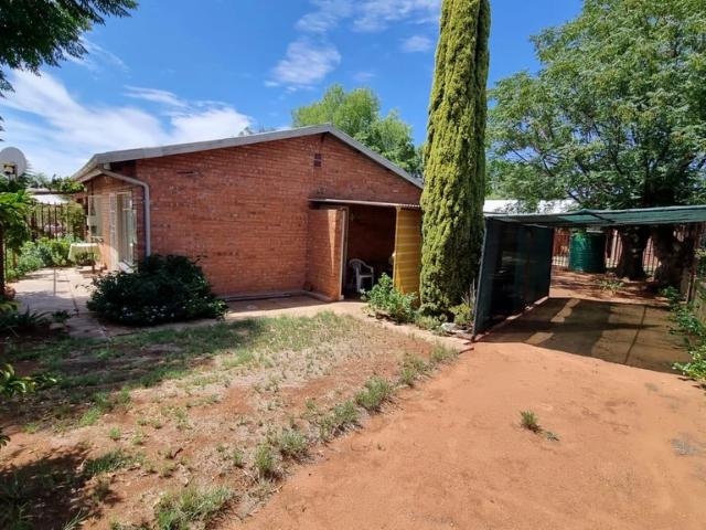 For Sale: 2 Bedroom Townhouse in Olifantshoek