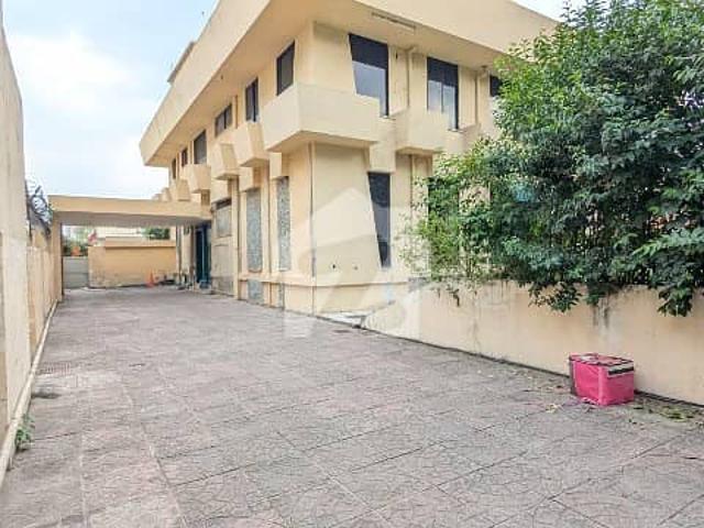 FOR SALE 2 Kanal Triple Storey 8 Beds Duplex House CDA Transfer F_7/4