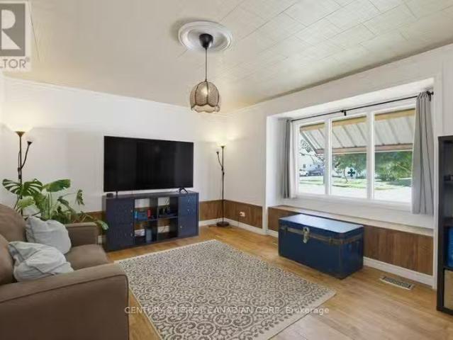For sale: 3 PARKSIDE DRIVE, St. Thomas, Ontario N5R3T8 X1370.