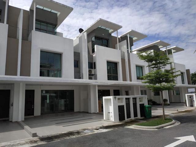 For Sale 3 Storey Terrace Lake Point Residence Cyberjaya
