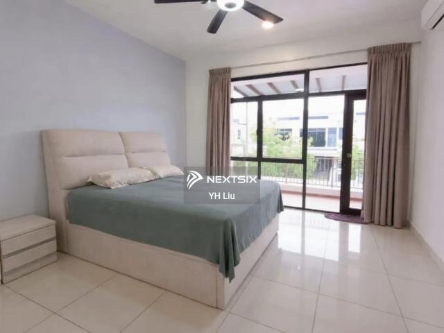 FOR SALE *Three Storey Shoplot Intermediate @ Taman Molek* 太子楼同一排 facing Main Road Jalan Molek 1/xx