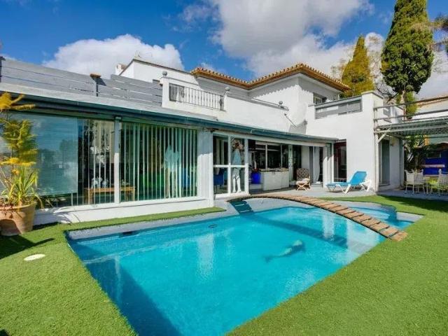 FOR SALE: Amplia e inusual Villa de 5 dormitorios en Tranquil Ubicación en Estepona Golf