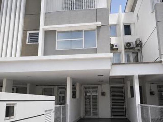 FOR SALE Taman Platinum Dengkil Partiallyfurnished Gated