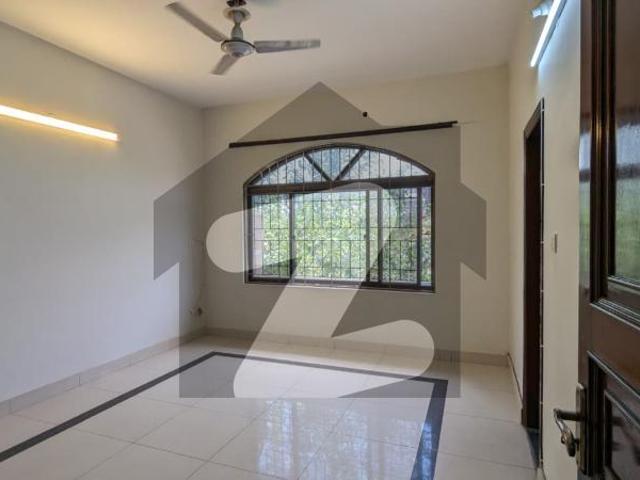 FOR SALE Renovated 42*80 Triple Storey House with Extra Land 9 Beds G_10/1 G 10