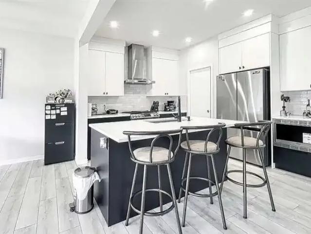 For Rent 4 Bedroom Apartment Calgary AB DS104322266