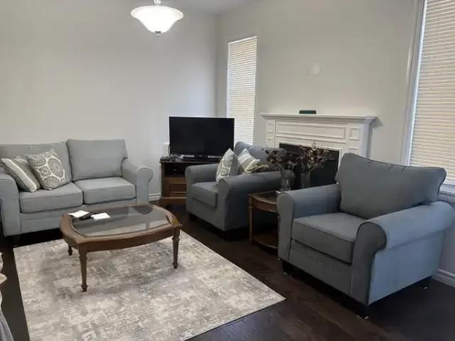 For Rent 4 Bedroom House Bowmanville ON DS103487407