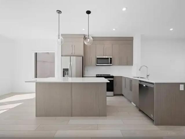For Rent 4 Bedroom Townhouse Chestermere AB DS104637786