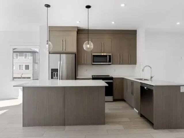 For Rent 4 Bedroom Townhouse Chestermere AB DS98140545