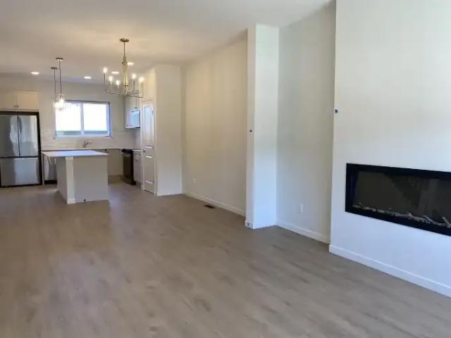 For Rent 4 Bedroom Townhouse Cochrane AB DS104182551