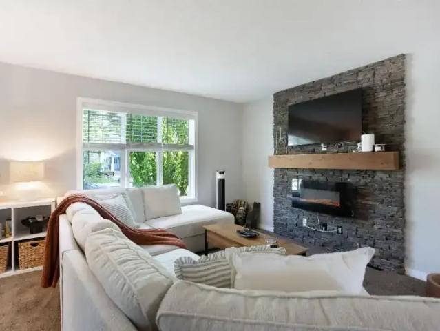 For Rent 4 Bedroom Townhouse Cochrane AB DS104183053