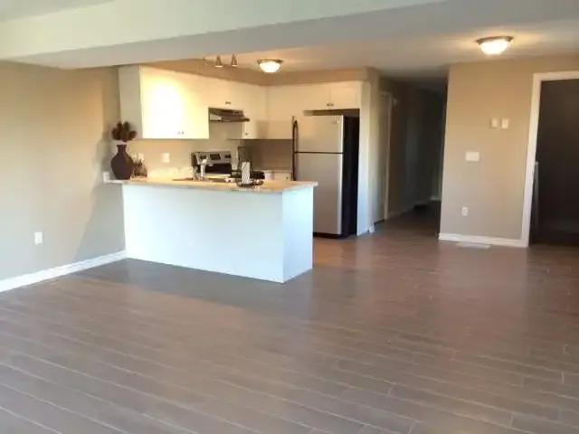 For Rent 4 Bedroom Townhouse Guelph ON DS103379925