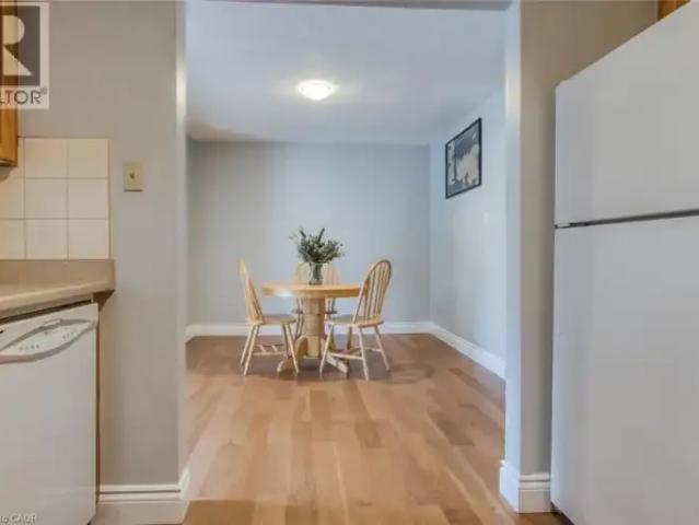 For Rent 4 Bedroom Townhouse Kitchener ON DS101910348