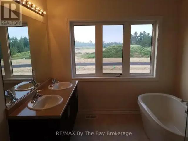 For Rent 4 Bedroom Townhouse Wasaga Beach ON DS102811725