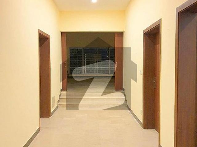 FOR RENT 500 Sqyrd Few Years Old 6 Beds Double Storey House Bani Gala