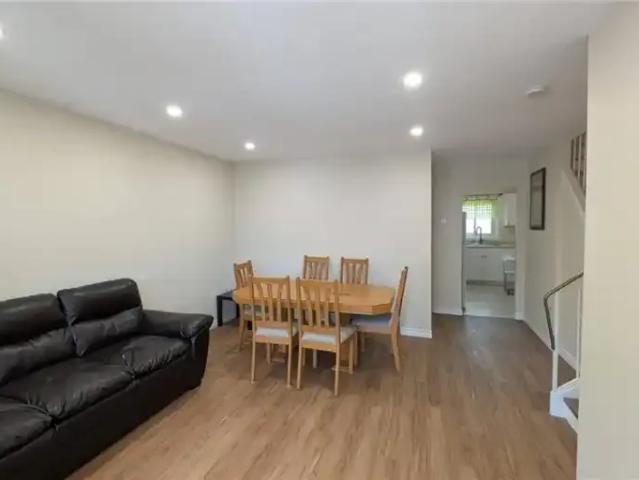 For Rent 5 Bedroom Townhouse Waterloo ON DS104535584