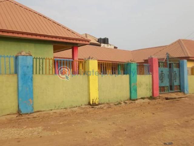 For rent: 10 bedroom School Elebu Akala Express Ibadan Oyo PID: 1PCKVT | Private Property Nigeria